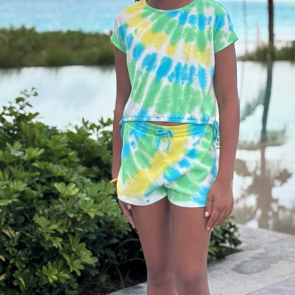 Design history shorts and top medium